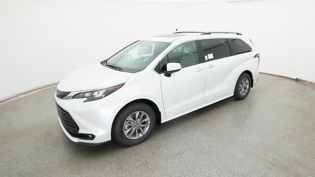 2026 Toyota Sienna XLE 8-Passenger Hybrid FWD's photo