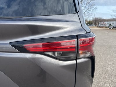 2022 Toyota Sienna XLE 8 Passenger