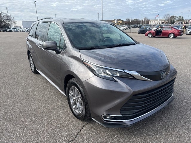 2022 Toyota Sienna XLE 8 Passenger